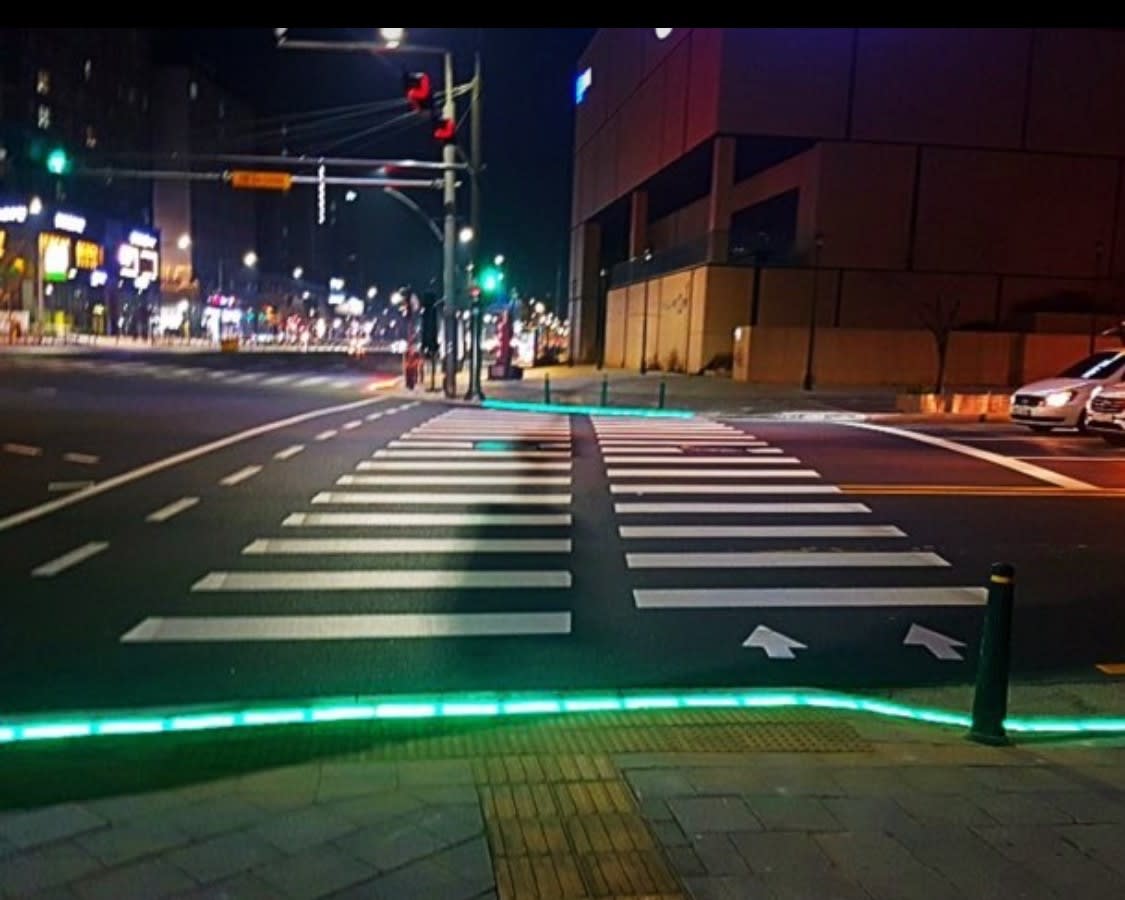 야간 바닥형 신호등 가동 모습
