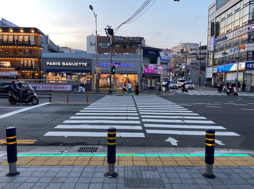 도심 횡단보도의 초록색 바닥신호등