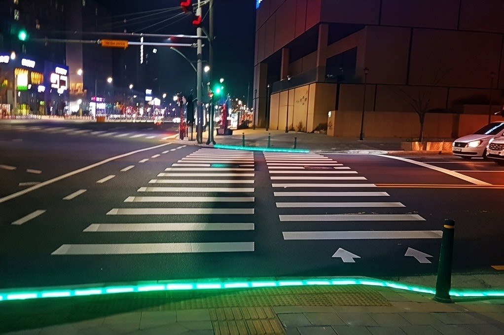 야간 도심 횡단보도의 선명한 LED 신호