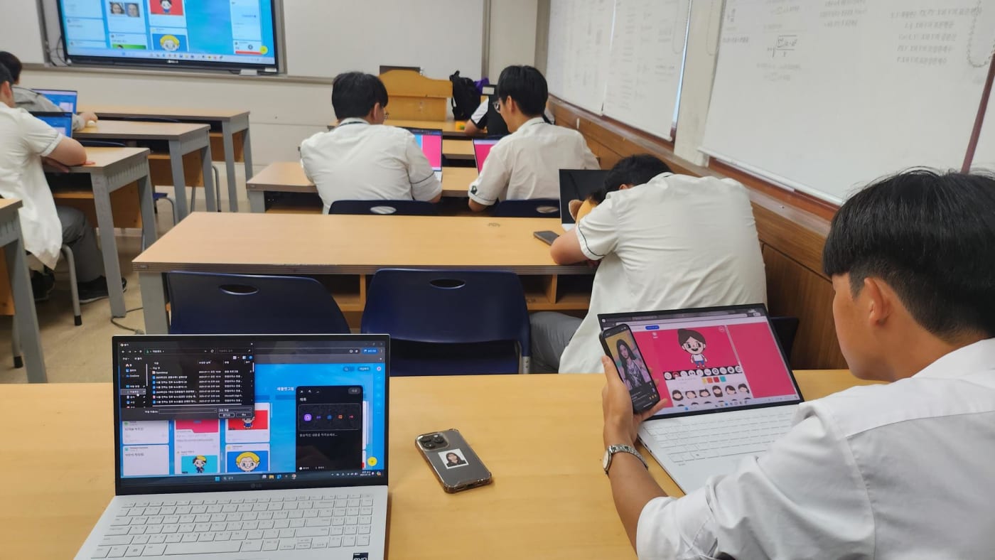 노트북과 스마트 기기를 연동하여 나만의 캐릭터나 앱을 디자인하는 코딩 교육 과정입니다.