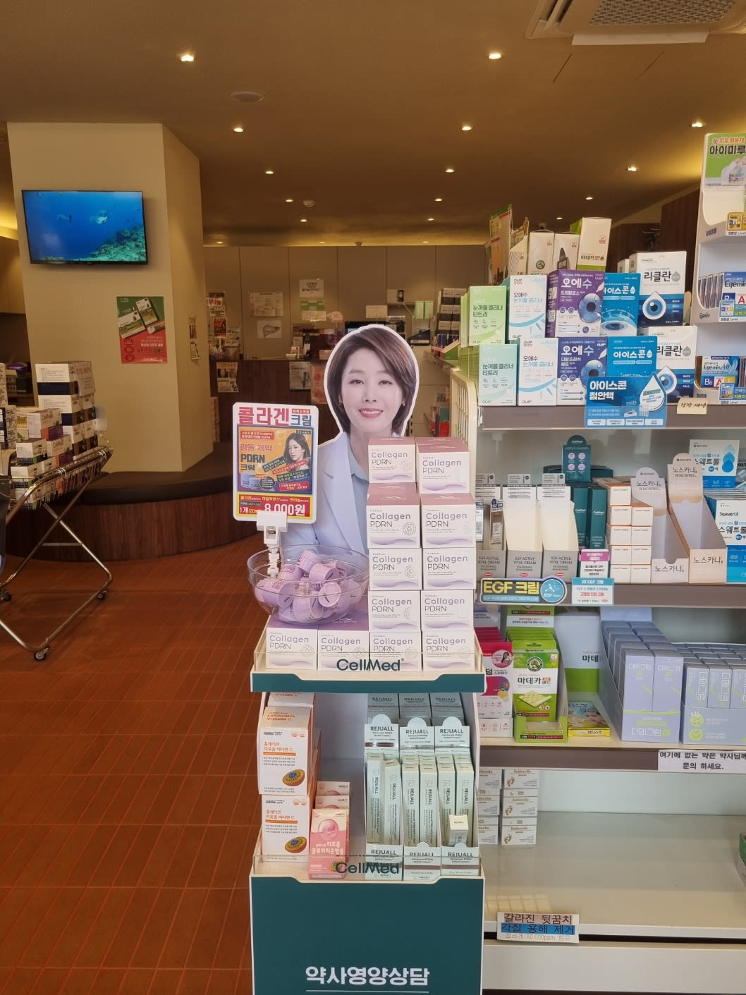 This is a display stand and promotional material for the Goddess Series professionally arranged inside a pharmacy. It shows an organized display symbolizing smart distribution and a safe supply chain, visually expressing that these are highly reliable products available through consultation with professional pharmacists.