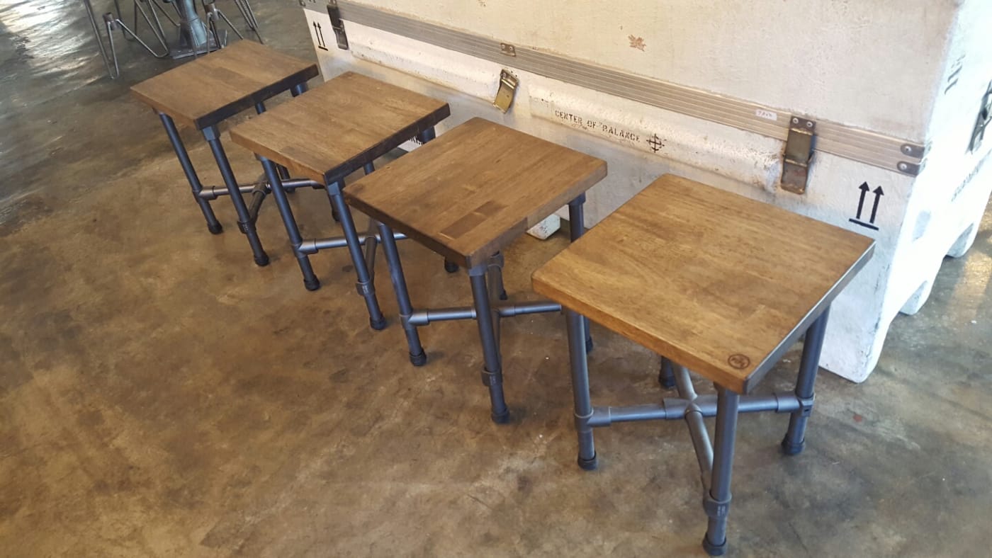 원형 파이프와 DIY 연결 피팅을 활용해 제작된 스툴(Stool) 가구입니다. 볼트 체결만으로 완성된 하단 프레임은 용접 없이도 강력한 결속력을 자랑하며, 목재 상판과 조화롭게 어우러져 실용적인 가구로서의 면모를 보여줍니다. 누구나 렌치 하나로 제작할 수 있는 파이넥트 시스템의 단순 명료함을 잘 나타냅니다.