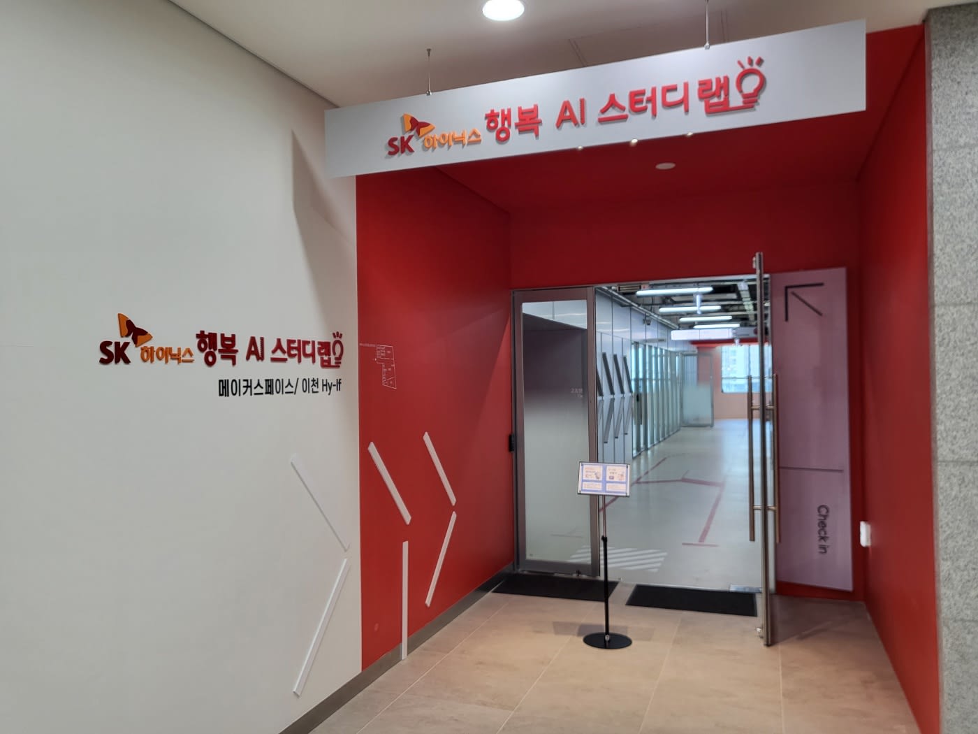 직접 출력한 결과물을 손에 들고 성취감을 느끼는 모습