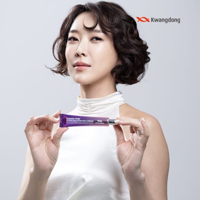단아하고 세련된 모델이 기존의 인기 제품인 보랑이 크림(PDRN 더마 솔루션)을 선보이며 우아한 분위기를 자아냅니다. 고혹적인 메이크업과 모델의 표정에서 여신 시리즈만의 프리미엄 가치가 느껴집니다.