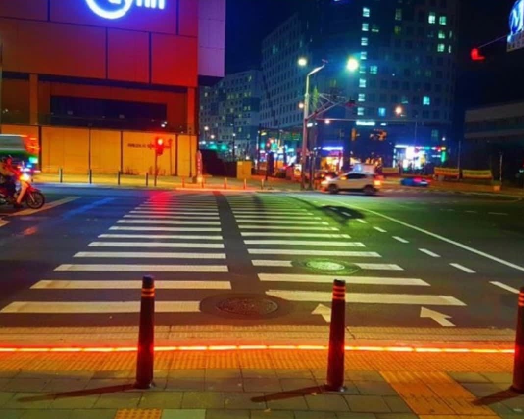 야간 도심 횡단보도에 설치된 레드 LED 바닥 신호등