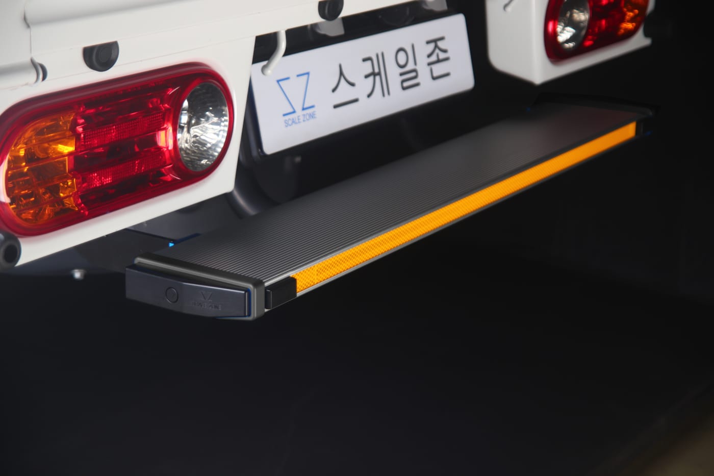 현대 포터 트럭 후면에 리어 와이드스탭이 장착된 전체 샷