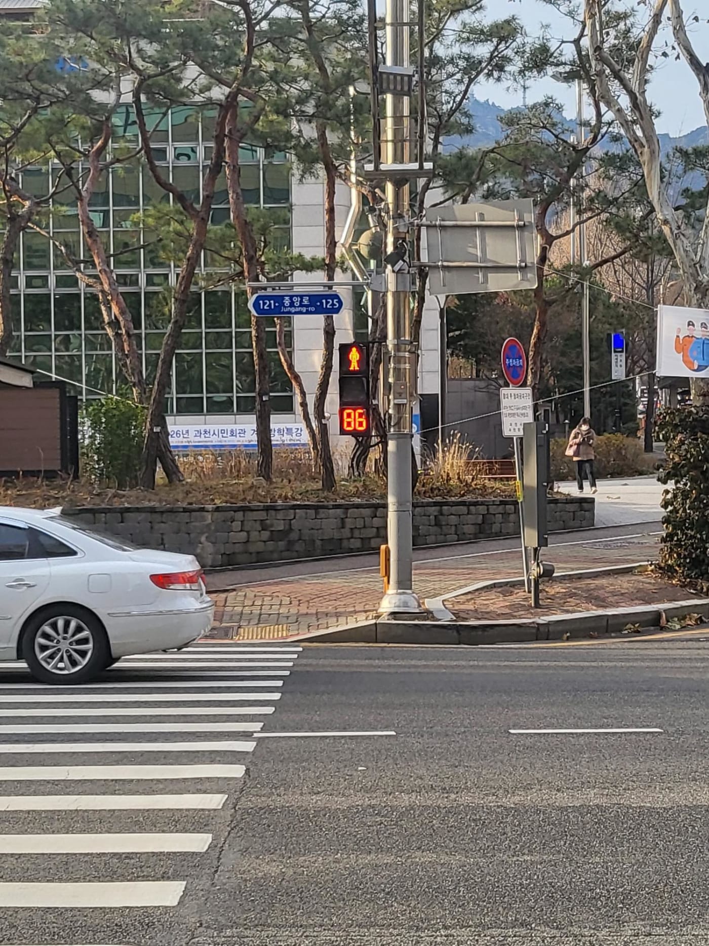 주행 중인 차량과 대비되는 선명한 86초 잔여 시간 표시 화면입니다. 낮 시간대 야외 환경에서도 번짐 없이 깨끗하게 출력되는 고휘도 LED 기술력이 돋보입니다.