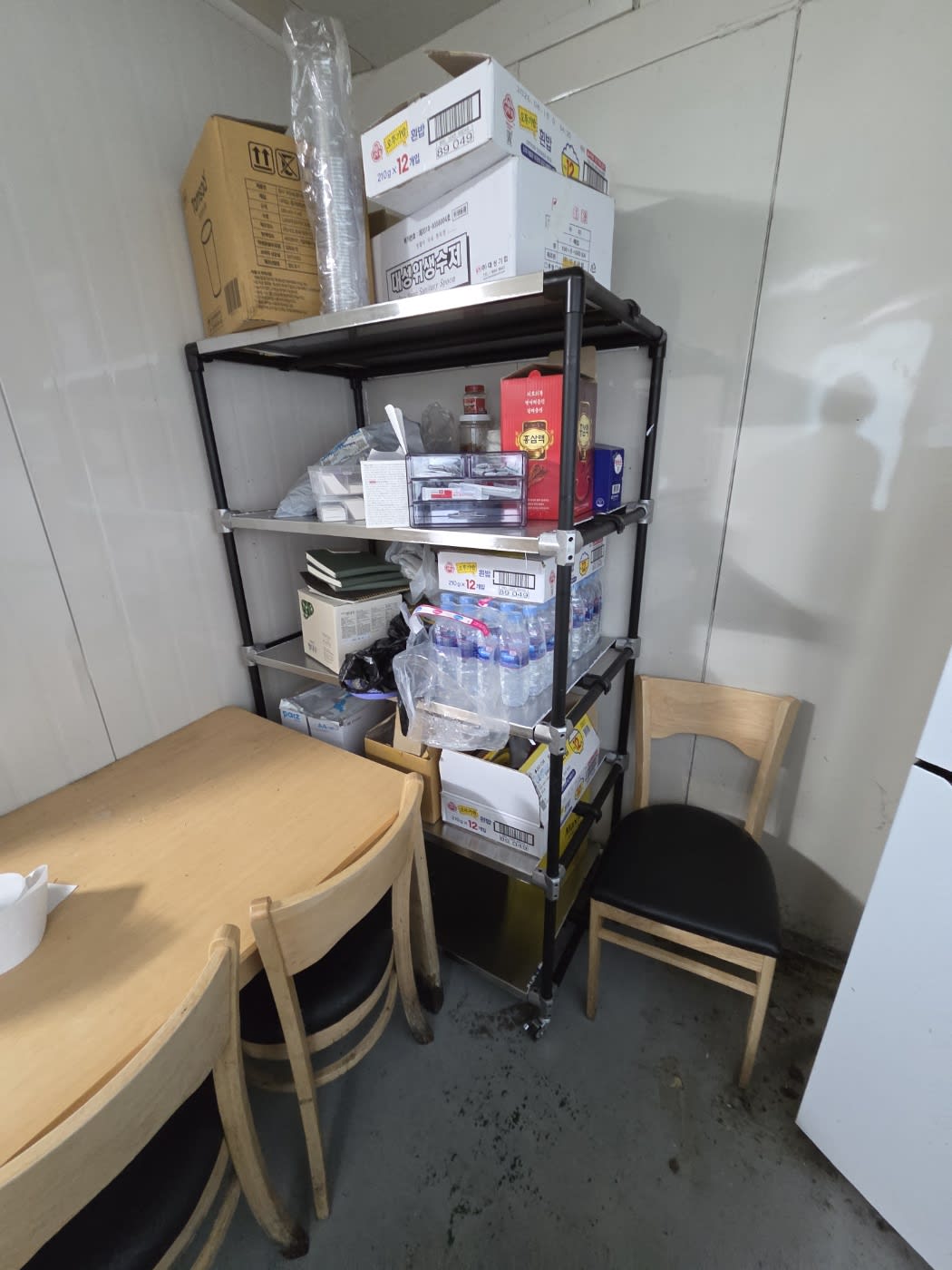 좁은 수납 공간을 극대화한 파이넥트 파이프 적재 선반입니다. 바퀴(캐스터)가 달린 완제품 형태로 이동이 자유로우며, 생수 박스와 각종 비품을 층별로 정리할 수 있습니다. 필요에 따라 부품을 추가해 2단, 3단으로 무한 연장이 가능한 실용적인 디자인입니다.