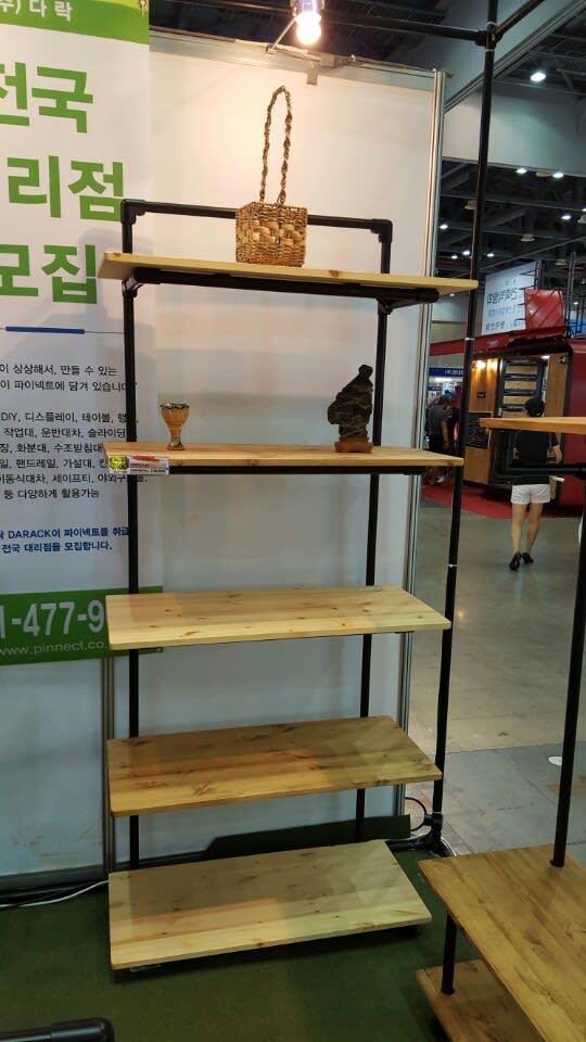 밝은 색상의 목재 선반과 블랙 파이프 기둥을 결합한 5단 진열장