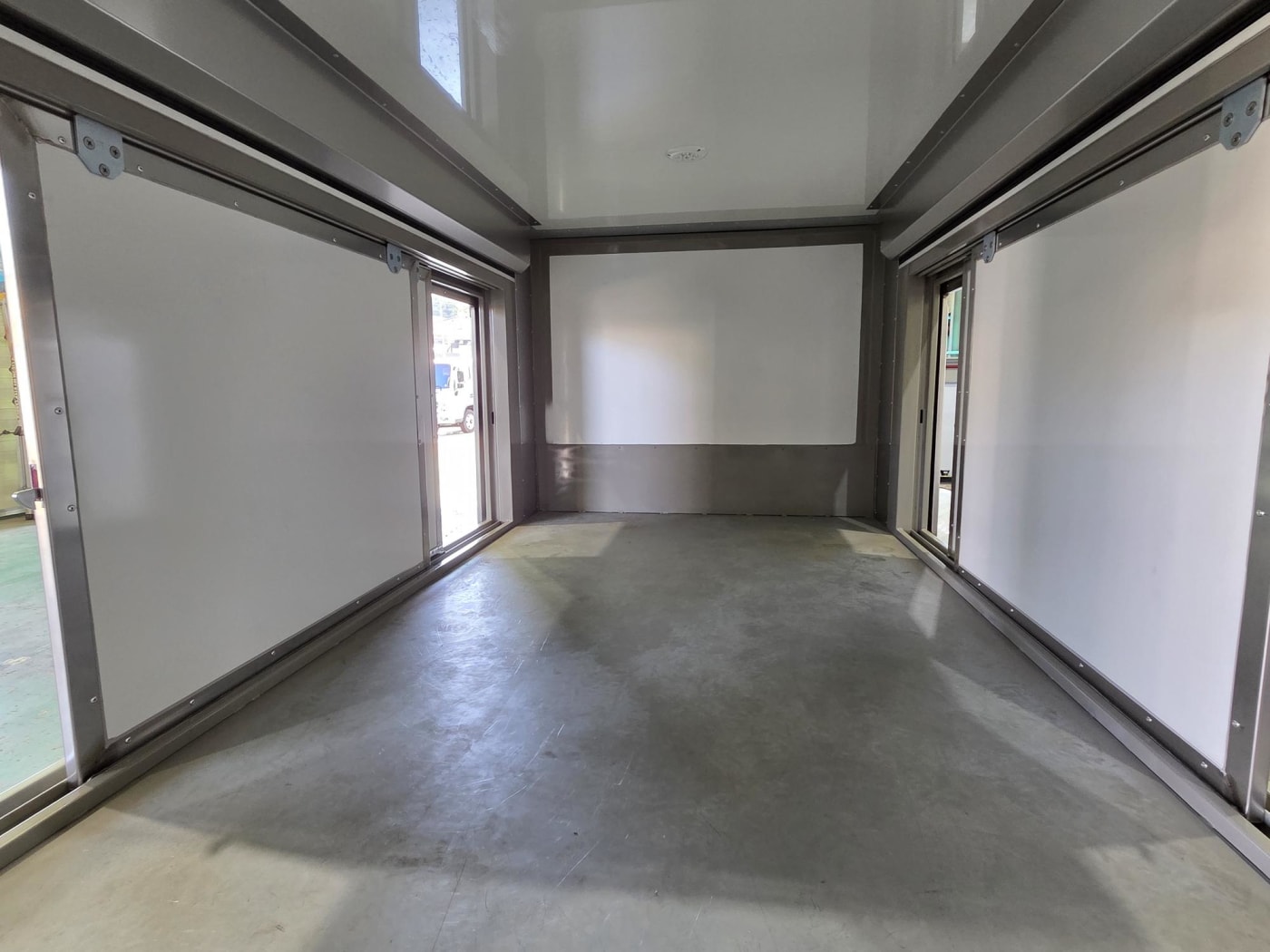 적재함 내부 상단의 정밀한 가변 메커니즘