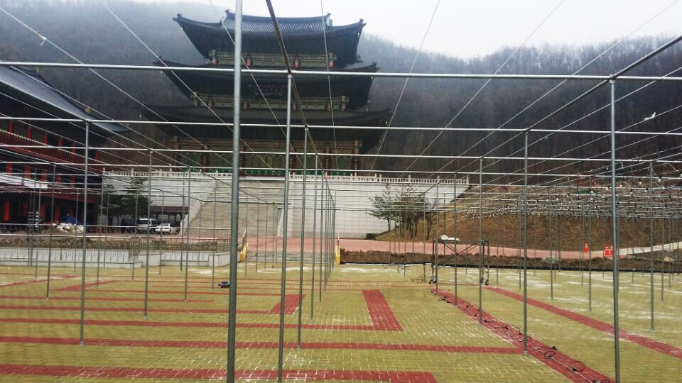 전통 건축물 앞 넓은 부지에 대규모로 설치된 파이프 골조 구조물입니다. 파이넥트 부품의 뛰어난 확장성과 대형 구조물 설치 시에도 흐트러짐 없는 견고한 내구성을 시각적으로 증명합니다.