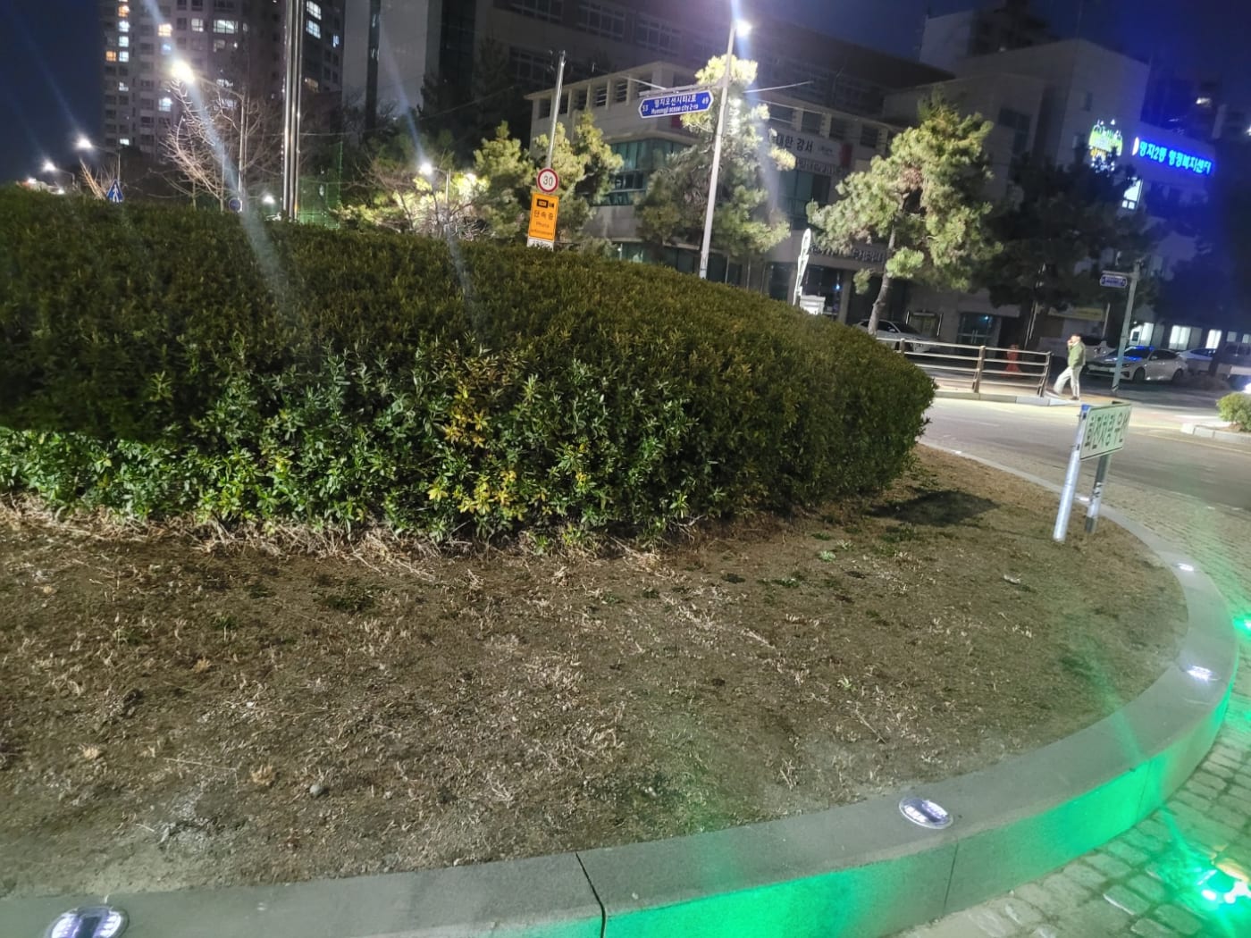 도심 내 회전교차로 및 화단 경계석에 설치된 솔라표지병