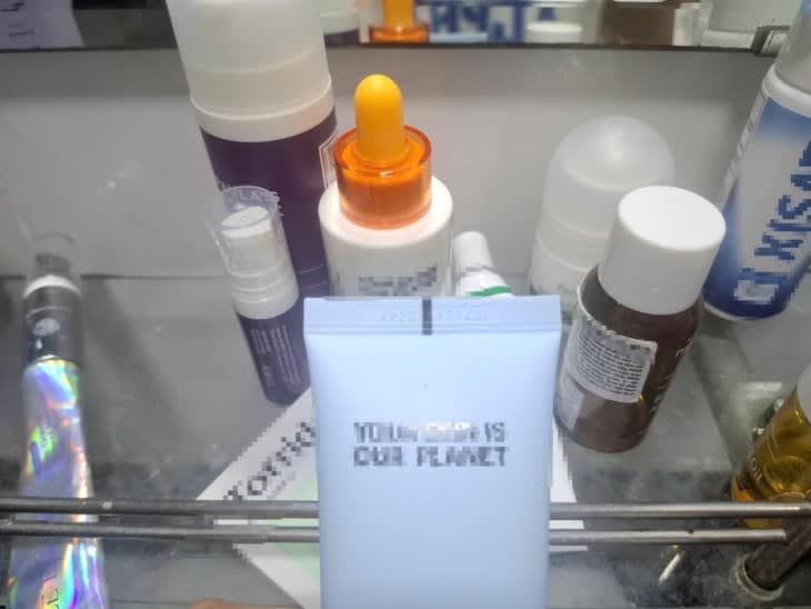 유통기한이 지난 화장품을 할인된 가격에 구매하는 것이 돈을 아끼는 것일까요, 아니면 피부 건강을 위험에 빠뜨리는 것일까요?