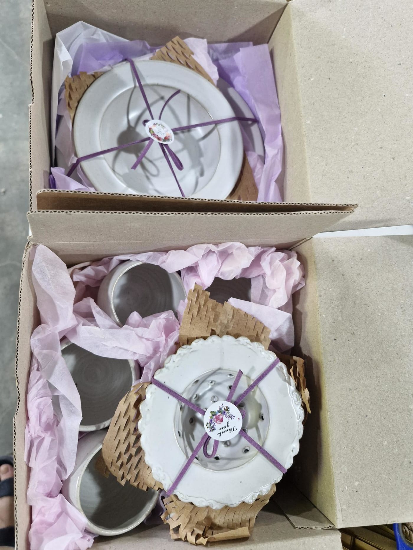 정성스럽게 포장된 친환경 도자기 선물