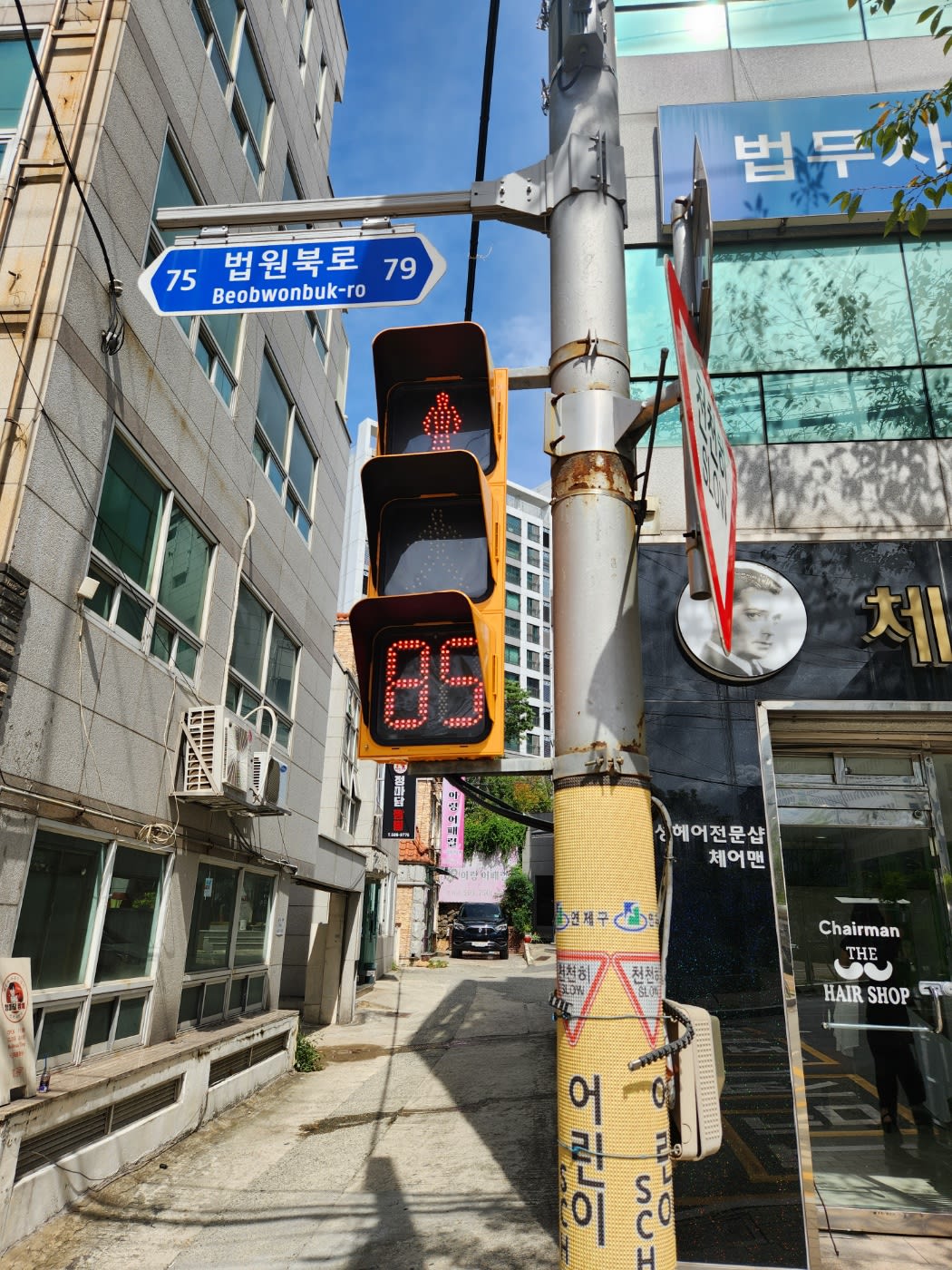 횡단보도 앞에서 보행자가 적색 잔여 시간을 확인하는 모습