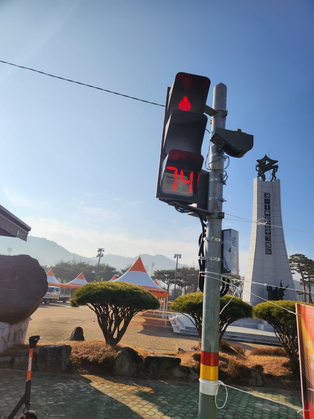 적색 신호와 함께 74라는 숫자가 표시된 신호등