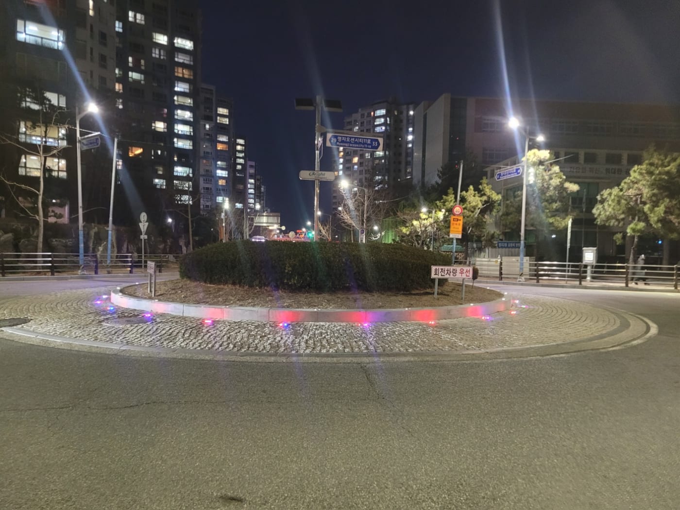 야간 회전교차로 경계선에 설치되어 도로 형태를 보여주는 발광 유도등입니다.