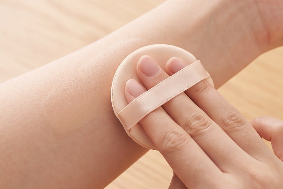 Evenly applying base makeup to the skin with a cushion puff
