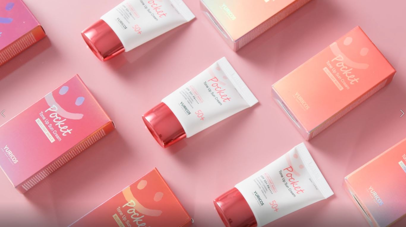 A design that emphasizes portability with the packaging and product placed side by side