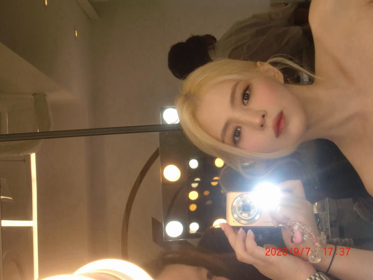 한소희, 골드 포인트 메이크업으로 근황…하이 주얼리 촬영장 포근 셀카