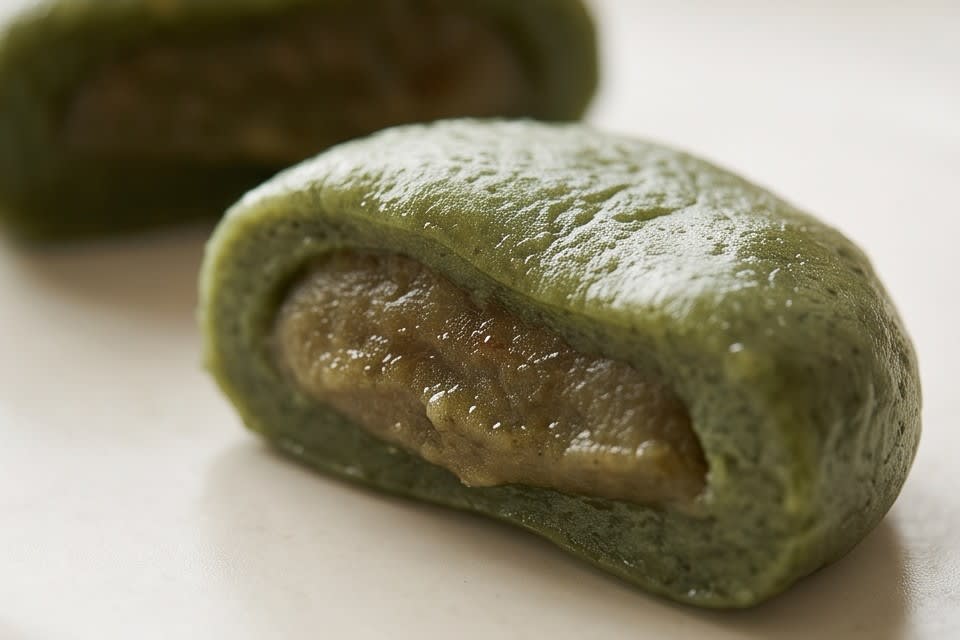 촉촉하고 부드러운 질감을 보여주는 반으로 갈라진 모시떡 단면