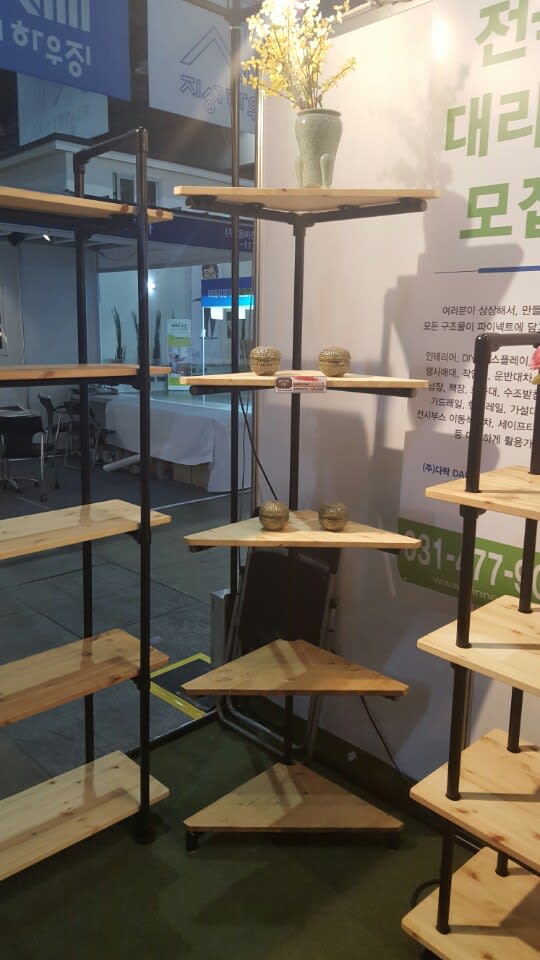 모서리 공간에 맞춰 삼각형 형태로 조립된 유연한 구조의 선반입니다.