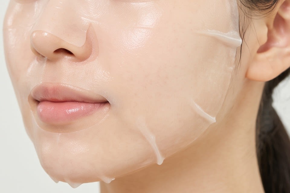 A mask pack sheet perfectly adhered to the skin without lifting.