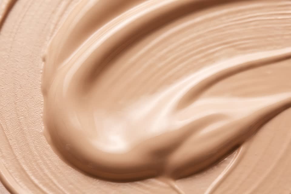 The texture of makeup base spread thinly and smoothly over the surface of the skin