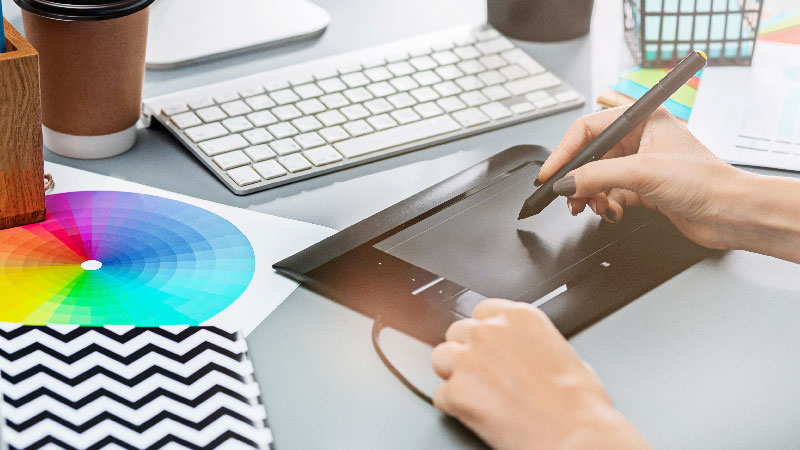 Ilustradora trabalhando com uma mesa digitalizadora para ganhar dinheiro no Instagram