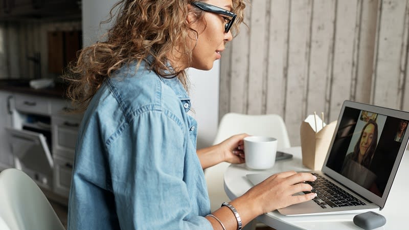 Foto de una mujer en una llamada de vídeo utilizando Google Meet, una de las herramientas de Google.