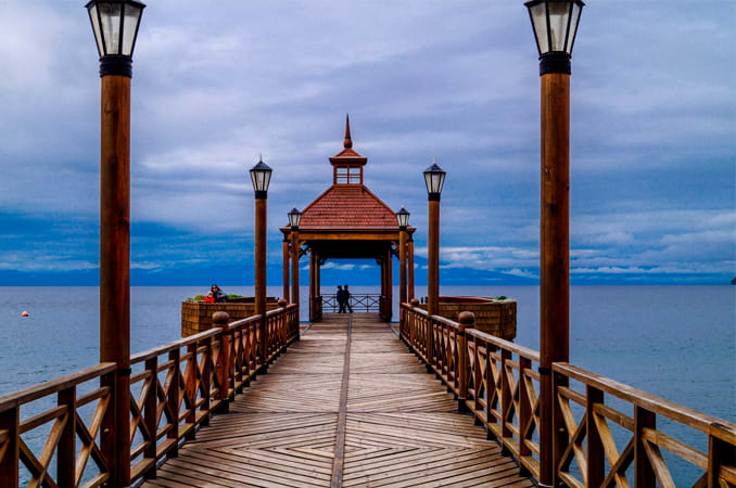 foto de um pier com as linhas destacadas guiando a atenção ao ponto central