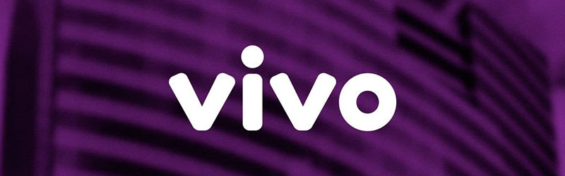 Foto de um prédio com filtro roxo e logo da vivo