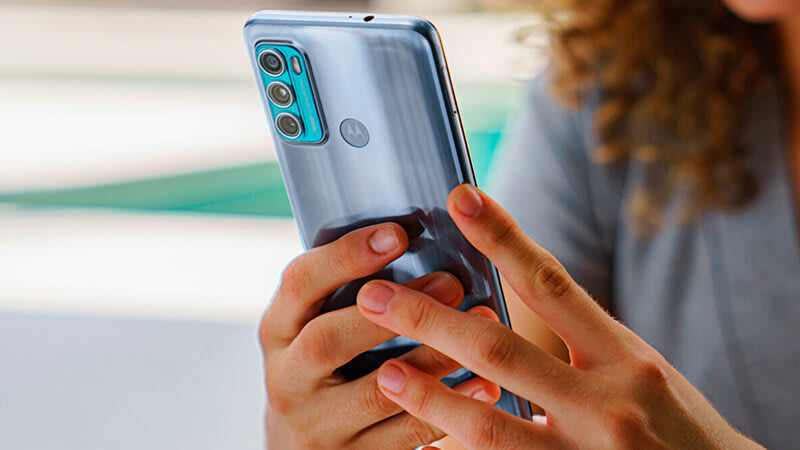 imagem com uma pessoa usando o Motorola Moto G60