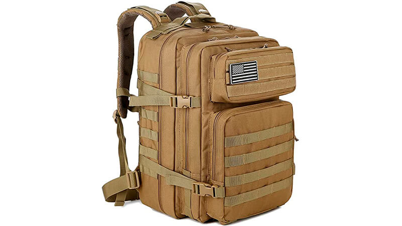 foto de uma mochila de emergência militar com a bandeira dos USA