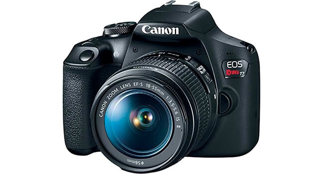 foto de uma câmera fotográfica Canon EOS Rebel T7 equipada com uma lente Canon EF-S 55 milímetros