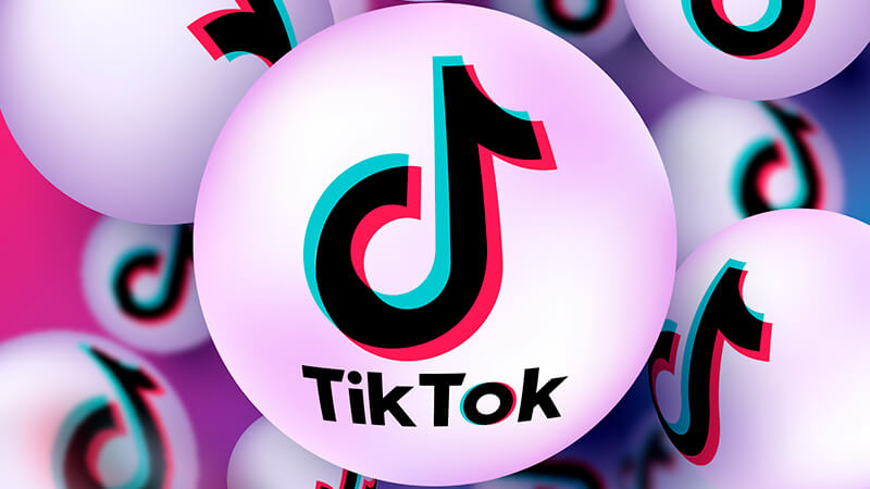 Foto de um celular com logo do TikTok