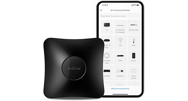 foto de um controle remoto universal Broadlink Pro ao lado de um smartphone