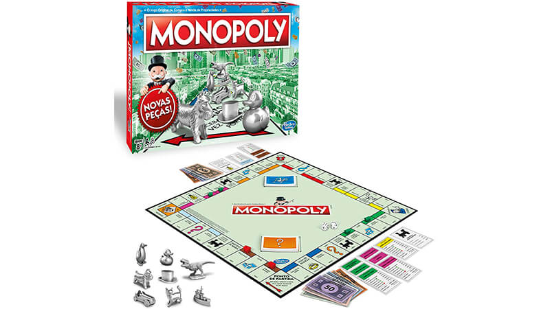 imagem mostrando a caixa do jogo de tabuleiro Monopoly, o tabuleiro e as peças de metal