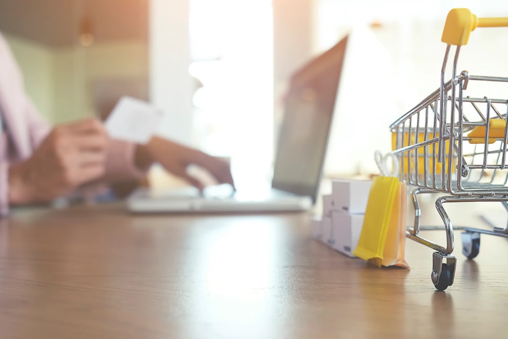 Imagen de una persona haciendo una compra en línea