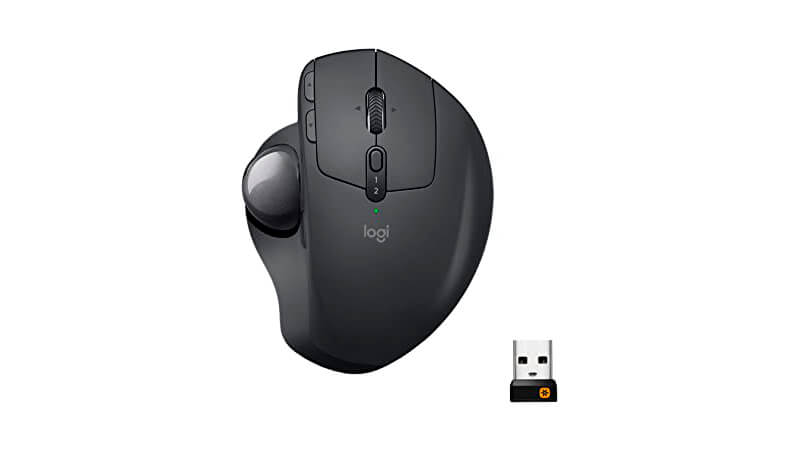 imagem de um mouse Logitech MX ergo na cor preta, equipado com uma trackball no lado esquerdo e ao lado de um receptor USB