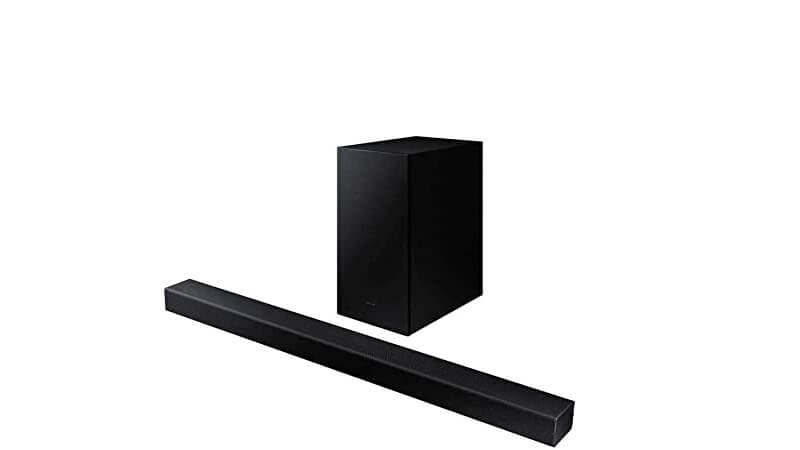 imagem de uma soundbar Samsung HWA455/ZD ao lado de um subwoofer