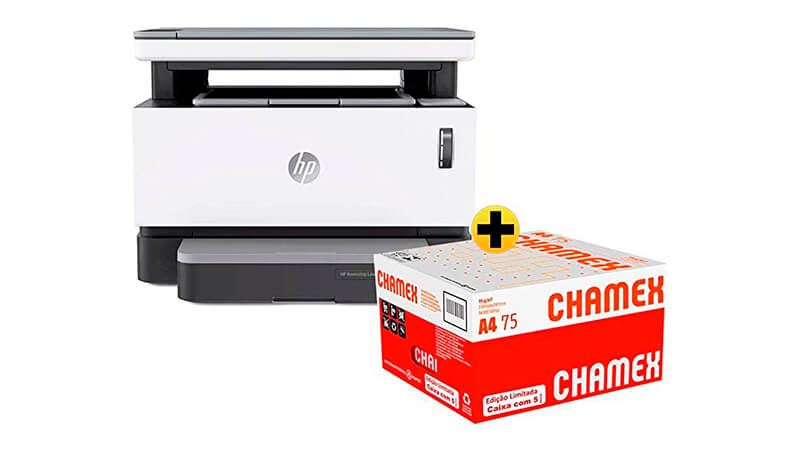 imagem de uma impressora HP Neverstop na cor branca ao lado de um pacote de papel A4 Chamex