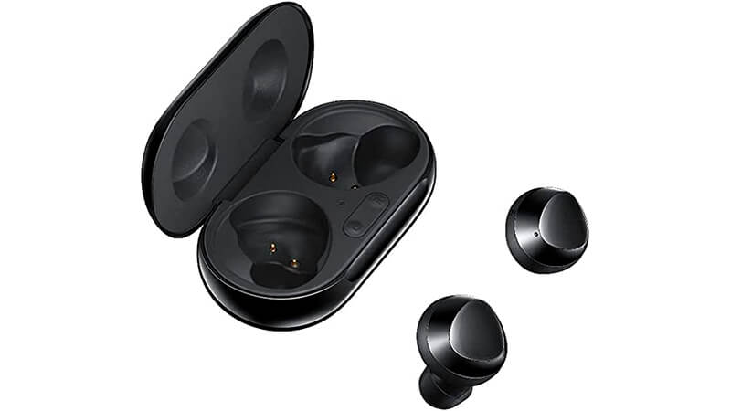 imagem de um par de fones de ouvido Galaxy Buds+ ao lado do case de transporte