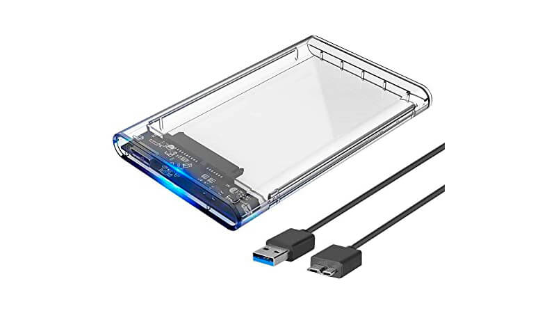 imagem de um case para HD transparente ao lado de um cabo de alimentação e um cabo usb