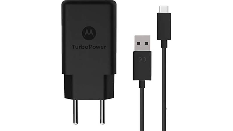 imagem de um carregador turbo Motorola de dois pinos com uma entrada USB A e ao lado de um cabo USB C