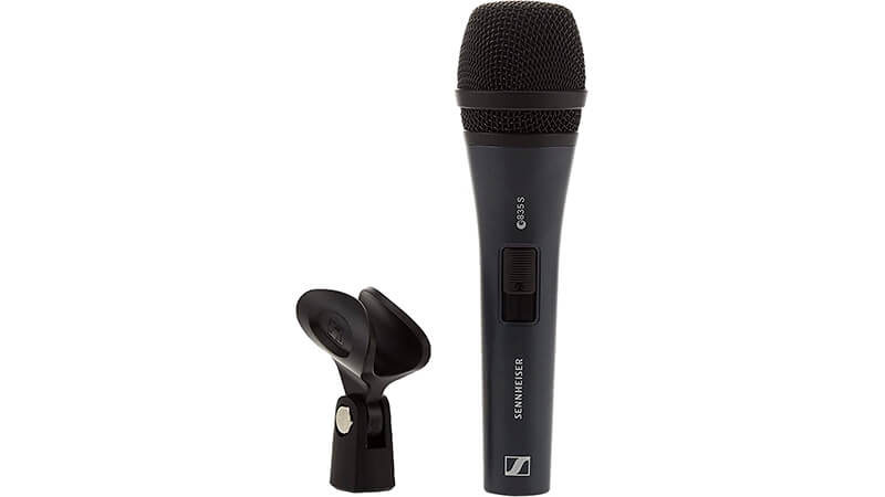 imagem de um microfone dinâmico Sennheiser E835 ao lado de um suporte