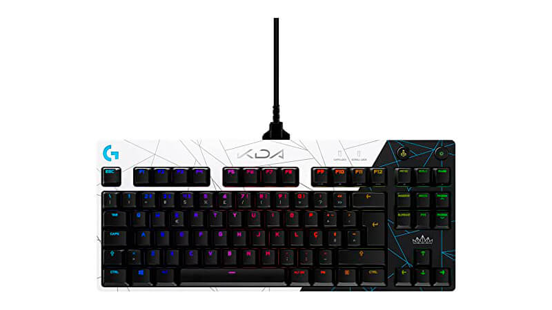 imagem de um teclado mecânico Logitech K/DA na cor branca e preta com iluminação RGB