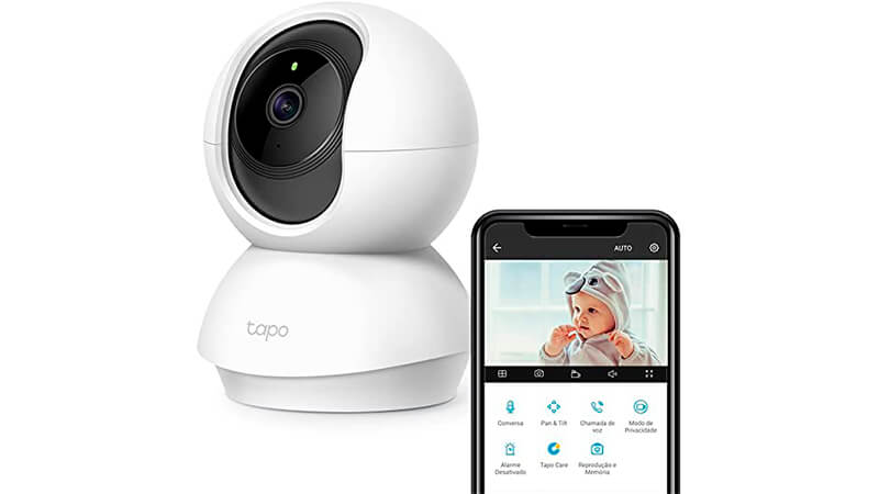 imagem de uma câmera sem fio TP-Link Tapo C200 na cor branca ao lado de um smartphone