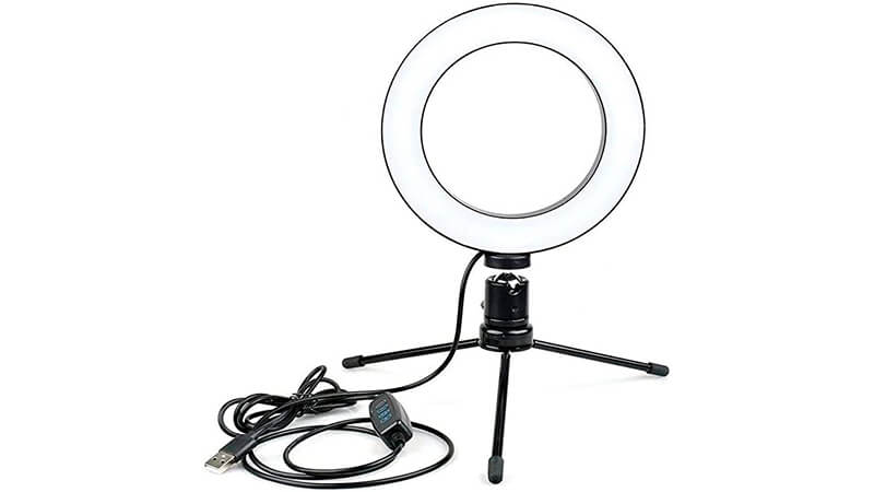 imagem de uma mini Ring Light de 16 centímetros de diâmetro em cima de um mini tripé