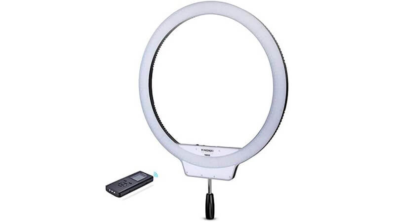 imagem de uma Ring Light Yongnuo YN608 ao lado de um controle remoto bluetooth